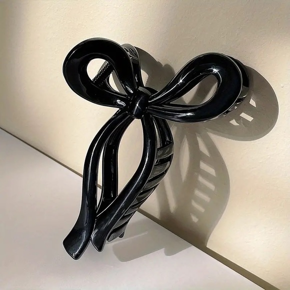 Add a touch of charm to your hairstyle with this adorable hair clip - Picture 2 of 3